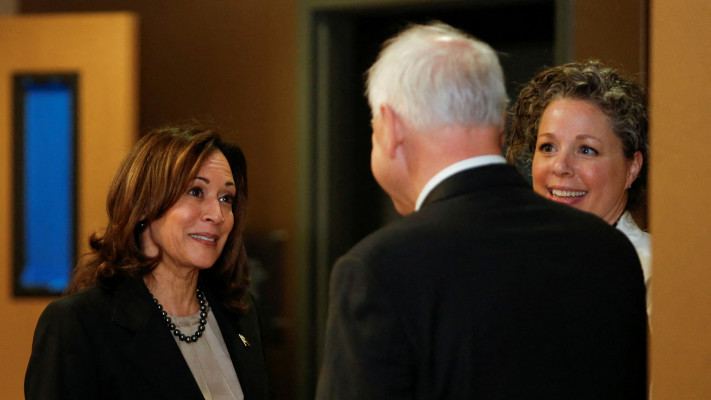 טים וולז, קמלה האריס