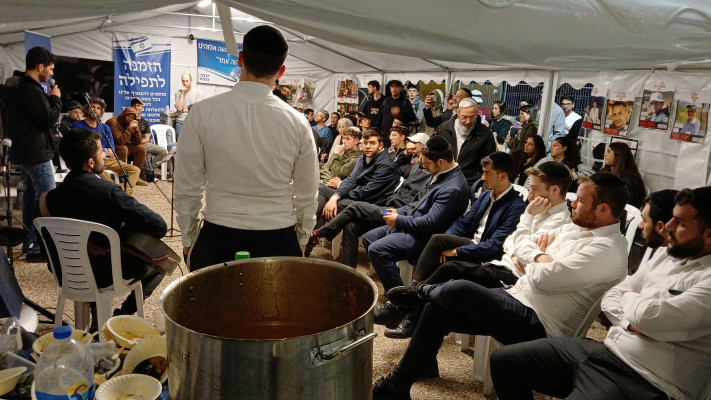 אוהל התפילה בכיכר החטופים