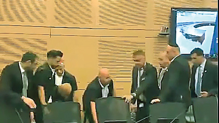 דני אלגרט מוצא בכוח מהועדה בכנסת