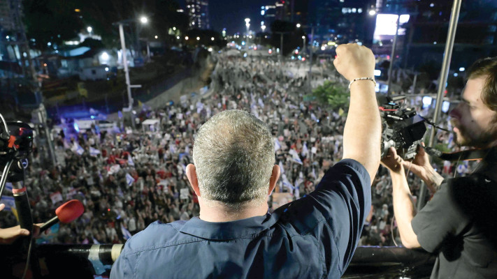 דני אלגרט בהפגנה למען החטופים (צילום: אבשלום ששוני)