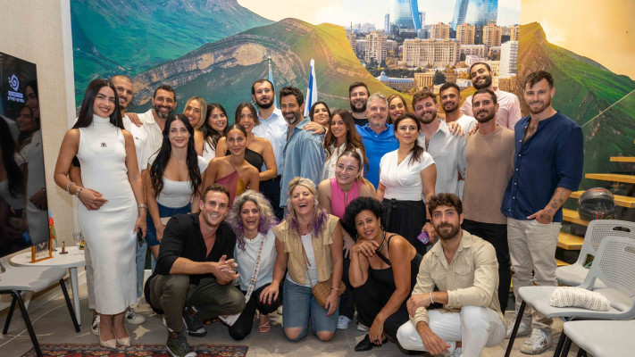 יהודה לוי ומתמודדי המירוץ למיליון בהקרנת הפרק בשגרירות אזרבייג'ן (צילום: עידו נחליאלי)