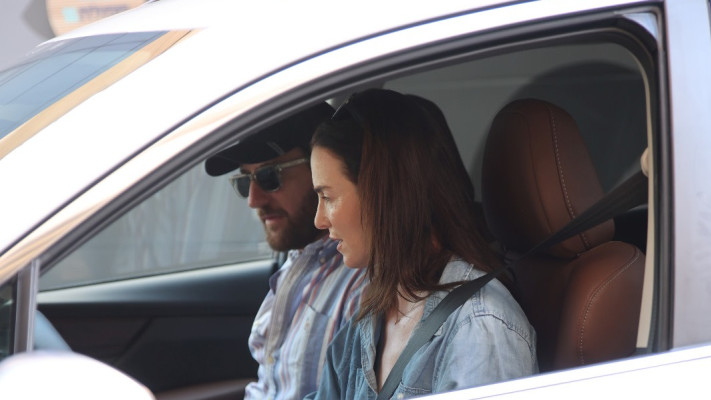 יעל גולדמן ואורי פפר ברכב חדש (צילום: אור גפן)
