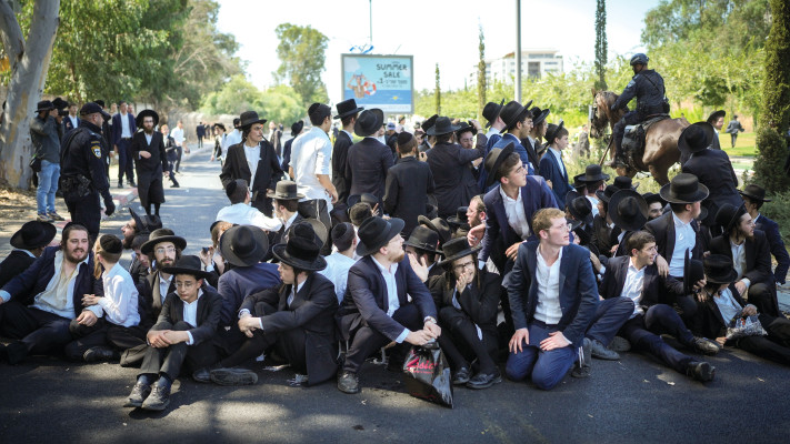 חרדים מפגינים מחוץ לבקו''ם (צילום:  אריק מרמור, פלאש 90)