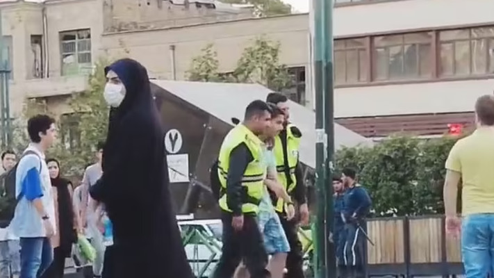 תיעוד רגע המעצר על ידי עוברי אורח