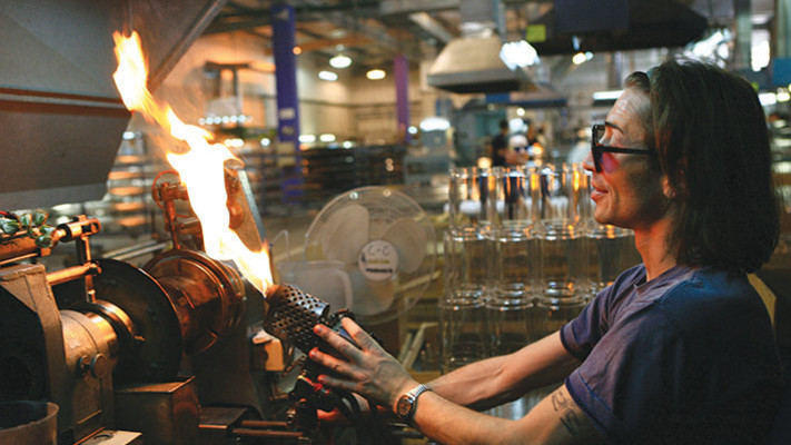 עובדים במפעל