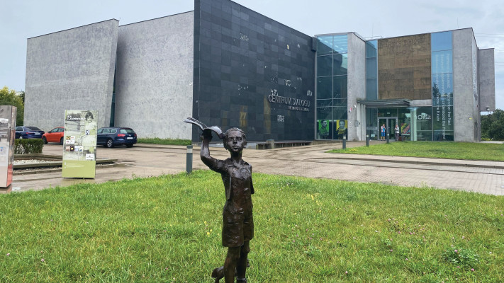 מרכז לדיאלוג בלודז' והפסל הילד המשורר אברמל'ה קופלוביץ'