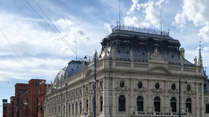 ארמון פוזננסקי בלודז', צמוד אליו המפעל בלבנים אדומות