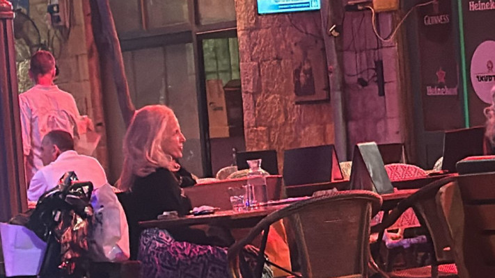 אורלי ויינרמן יושבת בבר הירושלמי (צילום: מערכת TMI)