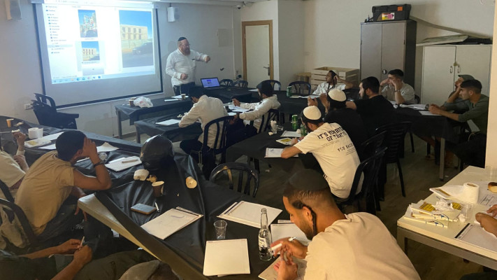 צעירים חרדים בתוכנית הכשרה לבנייה