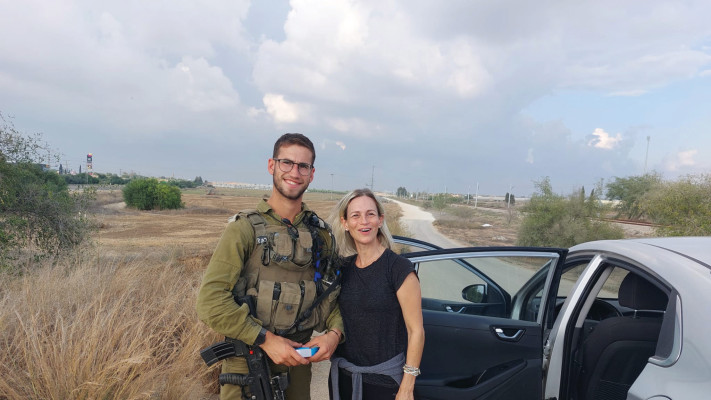 אריאלה דניאלס-מילר עם בנה 