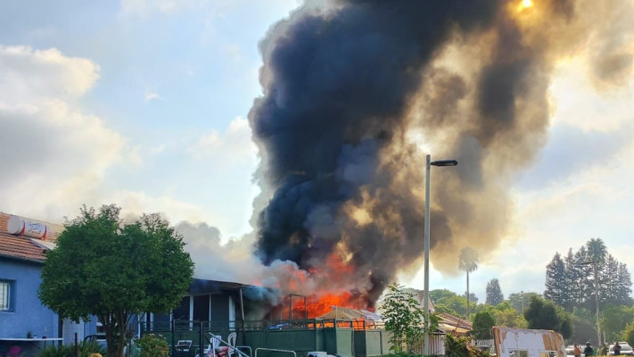 מבנה עולה באש בקצרין