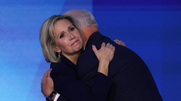 טים וולז מחבק את אישתו גוון וולז בועידה הדמוקרטית בשיקגו