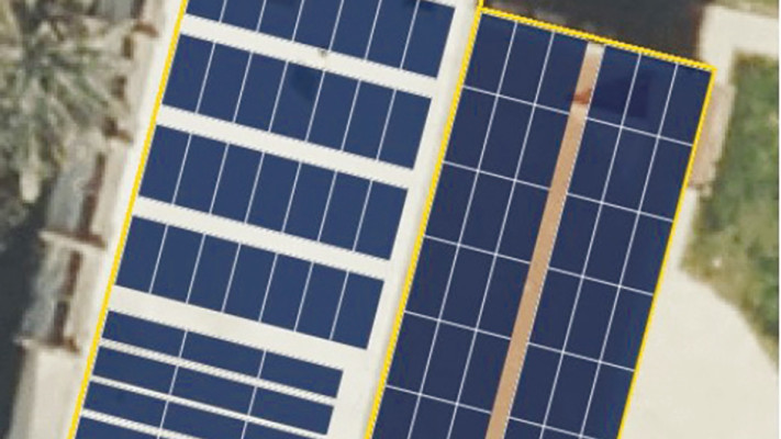 פאנלים סולאריים על גג בית פרטי