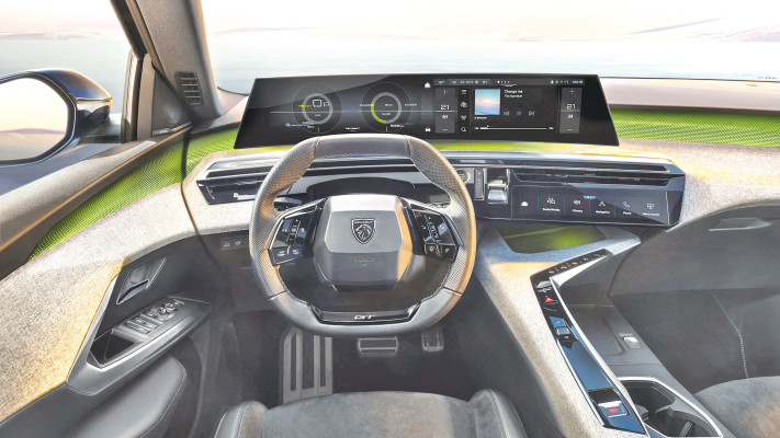 הפיז'ו המדוברת, צילום פנים של מושב הנהג