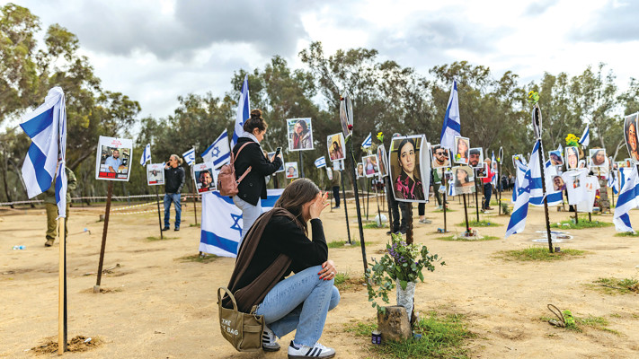 אנשים מבקרים ברעים באזור הנובה  (צילום: חיים גולדברג, פלאש 90)