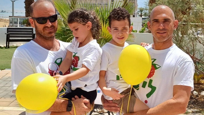 משמאל: גל גודארד ובתו הילה, אלעד קידר ובנו אריאל (צילום: דוברות קיבוץ בארי)