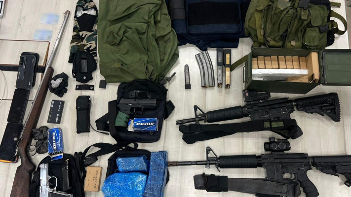 כלי נשק ותחמושת שאותרו בבית במזרח ירושלים, אוגוסט 2024