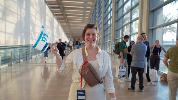 גרייס שנק לאחר הנחיתה בנתב''ג