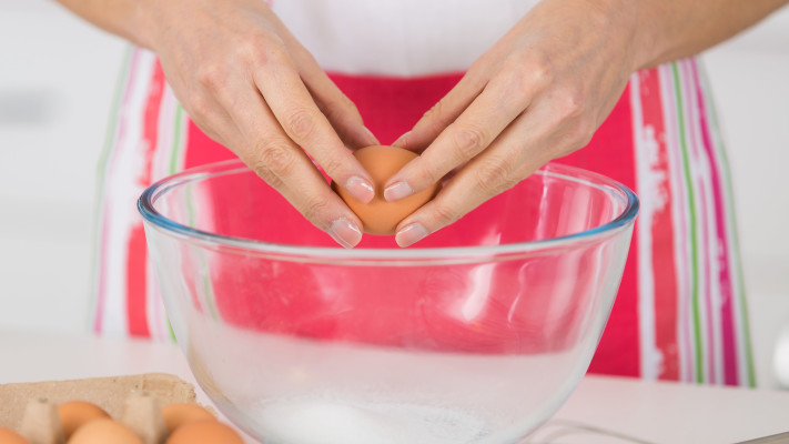 גם אתם שוברים ביצים באופן הבא?