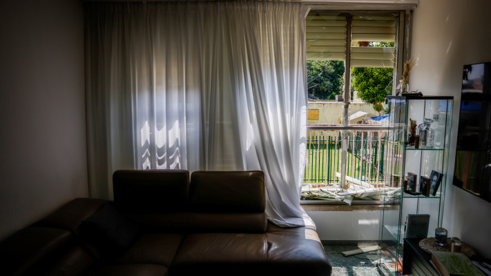 פגיעה ישירה בבית בעכו