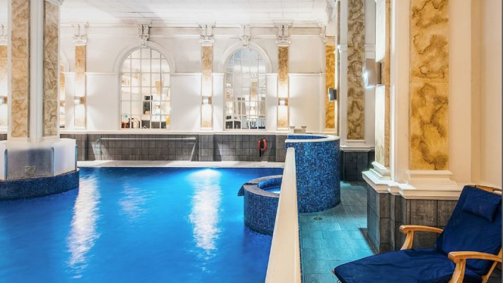 הבריכה במלון ''דה דילי''