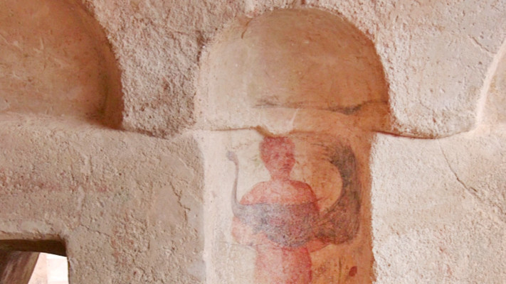 דמות אוחזת בטווס לאחר עבודות השימור