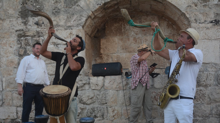 שופר על טיילת החומות בסיור סליחות בירושלים 