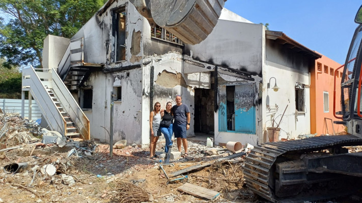 הופקו לקחים מהצגת התחקיר. ילדיה של פסי כהן ז\'\'ל לפני הריסת הבית (צילום: דוברות קיבוץ בארי)