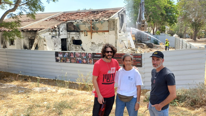 עמרי, אפרת ורון שפרוני. אפרת אחותה של איילת חצרוני ז''ל, עמרי ורון - ילדיה של אפרת. 