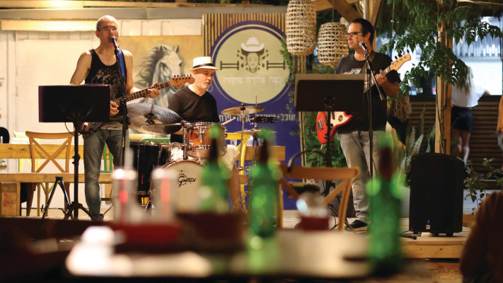 הופעה בקפה פלורה בחווה