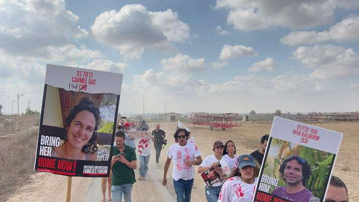 משפחות החטופים בדרך לגבול עם עזה סמוך לנירים