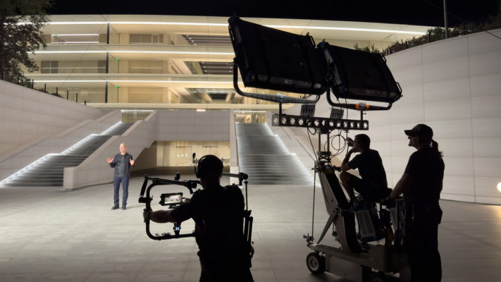 מנכ''ל אפל טים קוק במהלך הצילומים לפתיחה. בינה מלאכותית במרכז