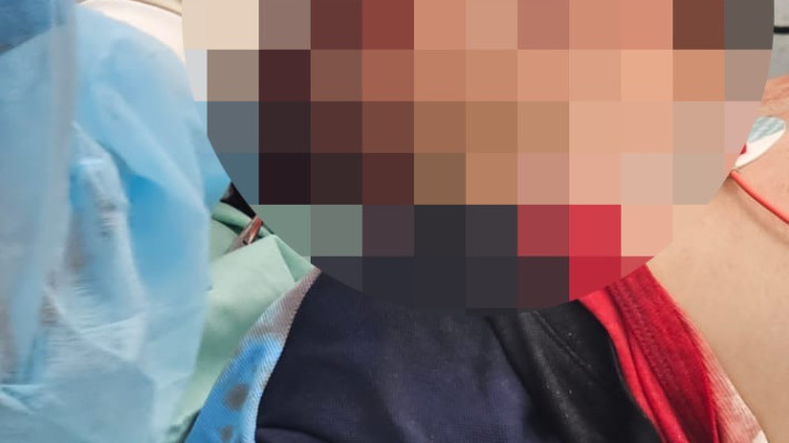 הפצוע שהותקף (צילום: דוברות המשטרה)