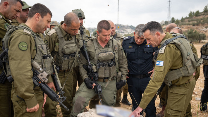 הרמטכ''ל הרצי הלוי ואלוף פיקוד מרכז בהערכת מצב בזירת הפיגוע בצומת תרקומיא (צילום: דובר צה''ל)