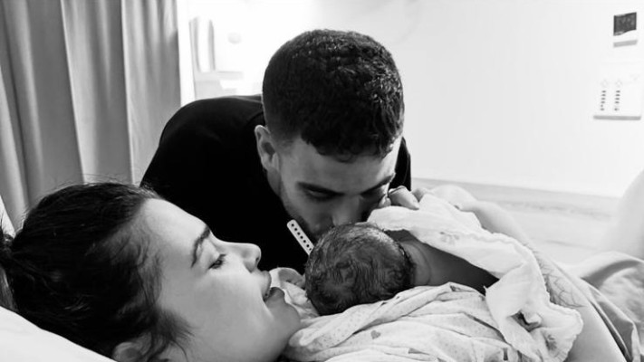 רגע הלידה של בנם אלארי (צילום: צילום מסך מתוך האינסטגרם)
