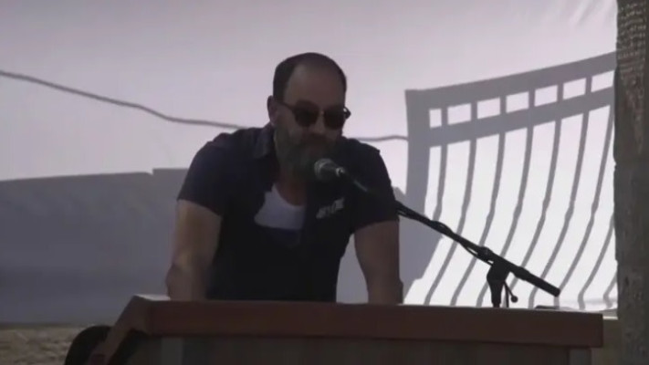 ג'ון, אביו של הרש גולדברג פולין, בהלוויתו