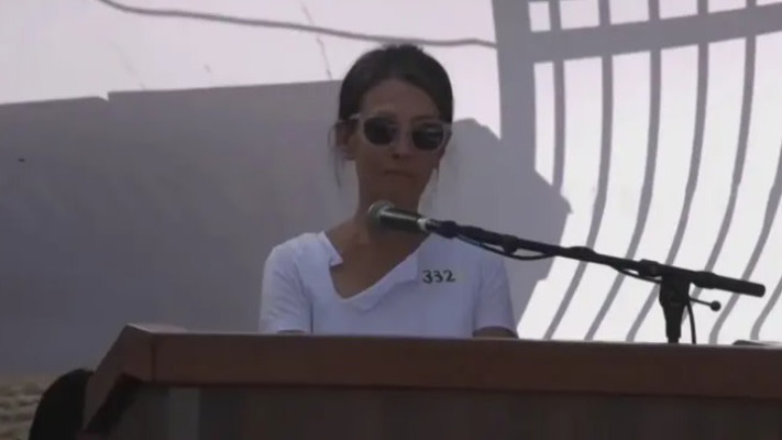 רייצ'ל, אמו של הרש גולדברג פולין, בהלוויתו