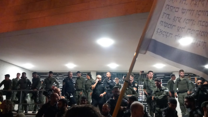 המשטרה מול מטה הליכוד במצודת זאב בתל אביב בהפגנה למען עסקת חטופים