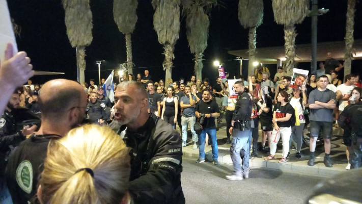 המפגינים ברציף הרברט סמואל בתל אביב בסמוך לשגרירות