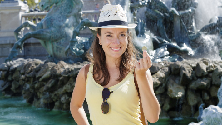 אם זורקים מטבע למזרקה ביד ימין מעבר לכתף השמאלית, מובטחת חזרה לרומא