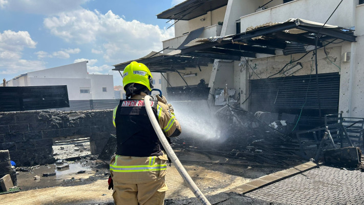 כיבוי השריפה בקריית שמונה (צילום: דוברות כב״ה)