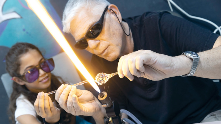 דני אבו נפחא בהדגמת ניפוח זכוכית