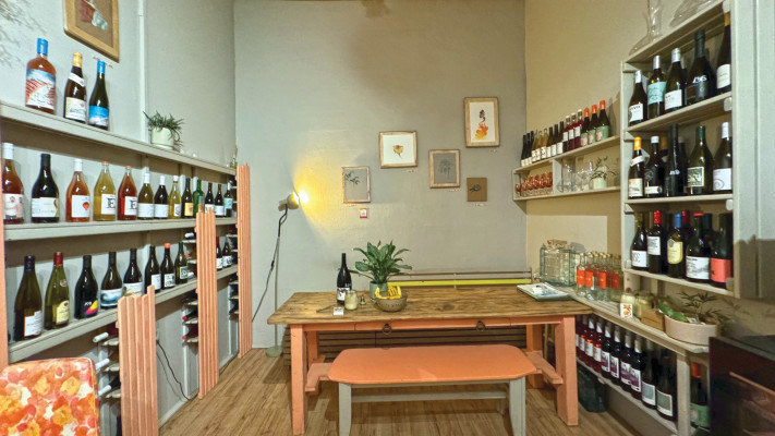 עימנו חנות ובר יין אורוות האמנים פרדס חנה