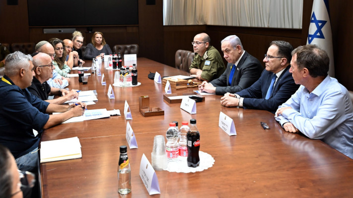 נתניהו עם חברי הוועדה לבחינת תקציב הביטחון ובניין הכוח