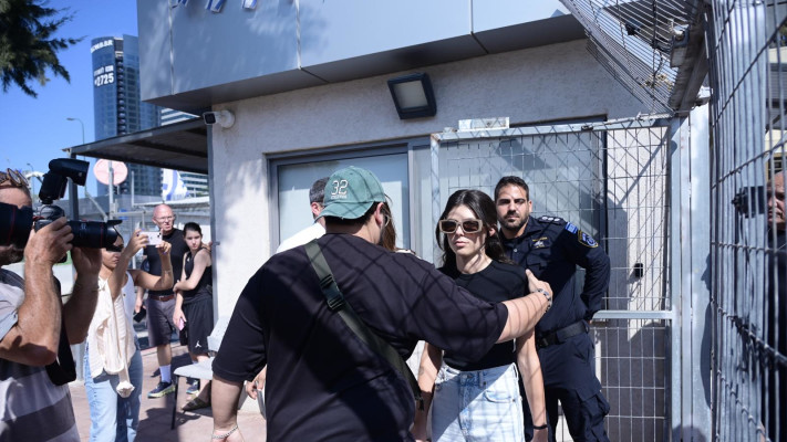 החשודה בהשלכת חול על בן גביר (צילום: אבשלום ששוני)