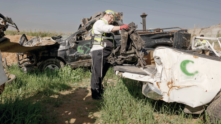 חיפושי שרידים אחרי הטבח (צילום: חן צימל פלאש 90)
