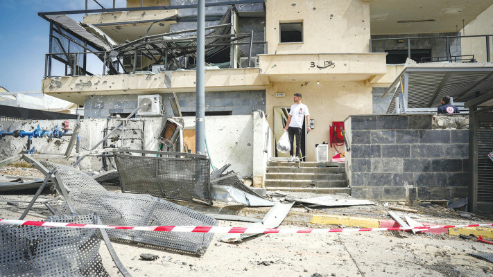 בניין בקרית שמונה שנפגע מרקטת חיזבאללה (צילום: אייל מרגולין, פלאש 90)