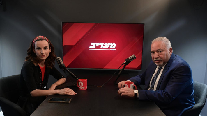 אנה ברסקי, כתבת פוליטית-מדינית מראיינת את יו''ר מפלגת ישראל ביתנו אביגדור ליברמן (צילום: אבשלום ששוני)