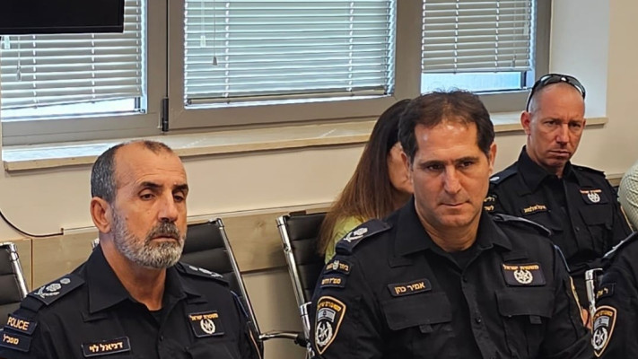 המפכ''ל דני לוי וממ''ז דרום אמיר כהן לאחר המבצע בנמל אשדוד (צילום: דוברות המשטרה)