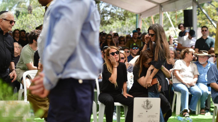 אשתו של דניאל אלוש ז''ל, קים, בהלוויתו (צילום: אבשלום ששוני)